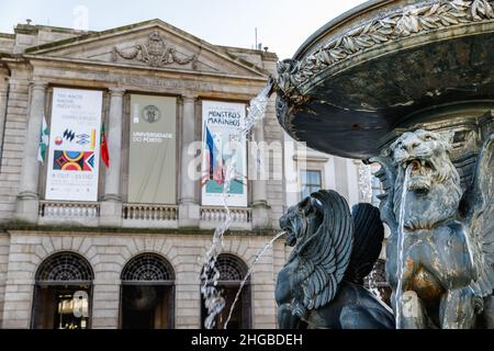 Porto, Portugal - 23. Oktober 2020: Fassade der Universität von Porto und Straßenatmosphäre an einem Herbsttag Stockfoto