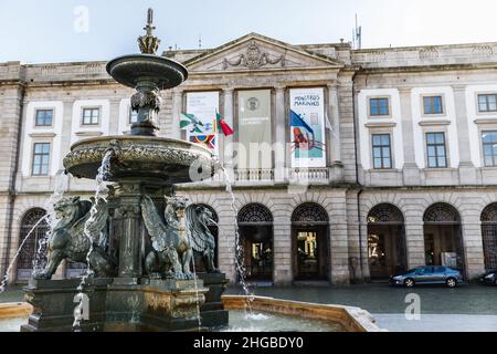 Porto, Portugal - 23. Oktober 2020: Fassade der Universität von Porto und Straßenatmosphäre an einem Herbsttag Stockfoto