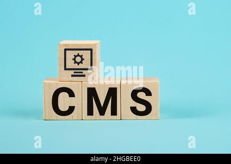 CMS Akronym auf Holzblock Würfel blauer Hintergrund, Häufig gestellte Fragen, Business-Kundendienst und Support-Konzept. Akronym CMS auf Holz Stockfoto