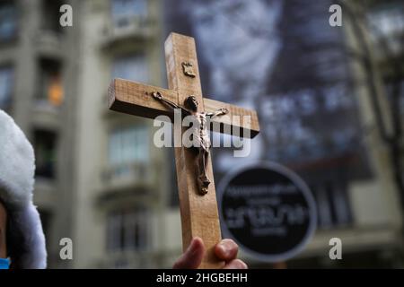 Istanbul, Türkei. 19th Januar 2022. Ein Mann hält während der Gedenkfeier ein Kreuz. An dem Ort, an dem der türkisch-armenische Journalist Hrant Dink am 15th. Jahrestag seines Mordes getötet wurde, versammelten sich Menschen. Kredit: SOPA Images Limited/Alamy Live Nachrichten Stockfoto