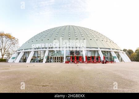 Porto, Portugal - 23. Oktober 2020: Fassade und Straßenatmosphäre des Pavillons der Super Bock Arena Rosa Mota, einer großen Aufführungshalle in der Stadt auf einem Stockfoto