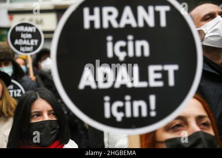 Istanbul, Türkei. 19th Januar 2022. Während der Gedenkfeier halten Menschen Plakate mit der Aufschrift „für Hrant, für Gerechtigkeit“. An dem Ort, an dem der türkisch-armenische Journalist Hrant Dink am 15th. Jahrestag seines Mordes getötet wurde, versammelten sich Menschen. Kredit: SOPA Images Limited/Alamy Live Nachrichten Stockfoto