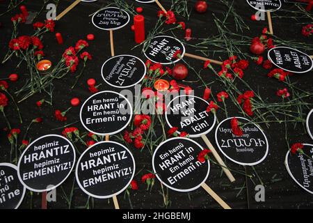 Istanbul, Türkei. 19th Januar 2022. Plakate mit der Aufschrift „für Hrant, für Gerechtigkeit“, die während der Gedenkfeier neben Blumen zu sehen waren. An dem Ort, an dem der türkisch-armenische Journalist Hrant Dink am 15th. Jahrestag seines Mordes getötet wurde, versammelten sich Menschen. Kredit: SOPA Images Limited/Alamy Live Nachrichten Stockfoto