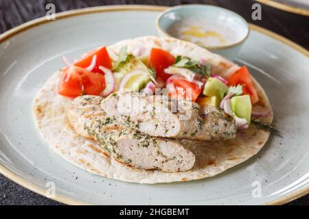 Gebratener Hähnchenkebab mit Garnelen. Stockfoto