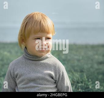 Kind lächelt Gesicht Porträt auf Meeresgrund, im Freien Stockfoto