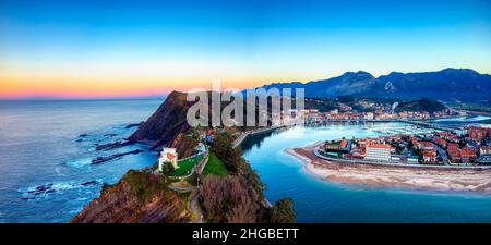 Luftaufnahme von Ribadesella und seiner Mündung in Asturien, Spanien. Stockfoto