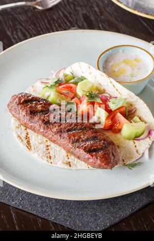 Gebratener lula-Kebab von Hackfleisch mit Pistazien. Stockfoto