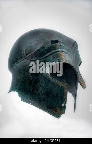 Original altgriechischer Helm Spartan Style isoliert auf Weiß Stockfoto