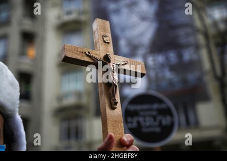 Istanbul, Türkei. 19th Januar 2022. Ein Mann hält während der Gedenkfeier ein Kreuz. An dem Ort, an dem der türkisch-armenische Journalist Hrant Dink am 15th. Jahrestag seines Mordes getötet wurde, versammelten sich Menschen. (Foto von Hakan Akgun/SOPA Images/Sipa USA) Quelle: SIPA USA/Alamy Live News Stockfoto