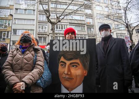 Istanbul, Türkei. 19th Januar 2022. Eine Frau hält während des Gedenkens ein Porträt von Hrant Dink. An dem Ort, an dem der türkisch-armenische Journalist Hrant Dink am 15th. Jahrestag seines Mordes getötet wurde, versammelten sich Menschen. (Foto von Hakan Akgun/SOPA Images/Sipa USA) Quelle: SIPA USA/Alamy Live News Stockfoto