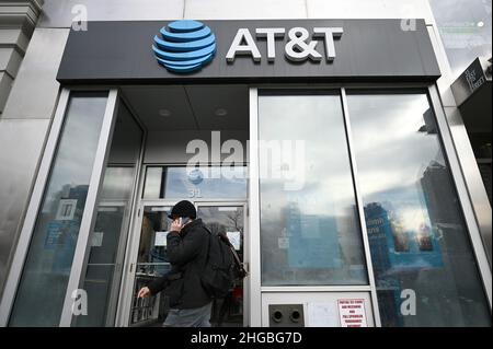 New York, USA. 19th Januar 2022. Ein Mann benutzt ein Mobiltelefon, als sie an einem AT&T-Einzelhandelsgeschäft in New York, NY, vorbeigeht, 19. Januar 2022. Zwei Mobilfunkbetreiber, Verizon Communications Inc. Und AT&T Inc., haben vereinbart, in der Nähe der Start- und Landebahnen des Flughafens keine 5G Signale einzuschalten, da das Signal die Funkfrequenzen stören könnte, die für die Landung von Flugzeugen verwendet werden, und schwere Störungen des Passagierverkehrs verursachen könnte.(Foto: Anthony Behar/Sipa USA) Quelle: SIPA USA/Alamy Live News Stockfoto