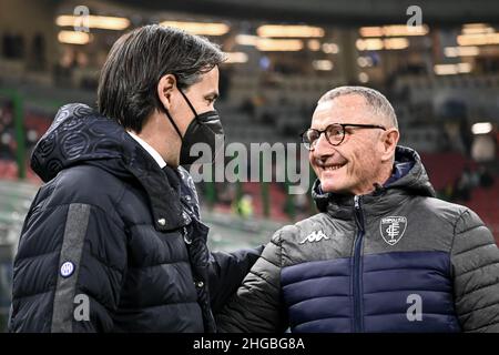 Mailand, Italien am 19. Januar 2022. Mailand, Italien. 19th Januar 2022. Simone Inzaghi, Chefcoach des FC Internazionale und Aurelio Andreazzoli während der italienischen Coppa ItaliaFußball-Meisterschaft FC Internazionale gegen Empoli am 19. Januar 2022 im Stadion San Siro in Mailand, Italien.Quelle: Piero Cruciatti/Alamy Live News Stockfoto