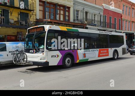 Öffentlicher Bus der New Orleans Regional Transit Authority (RTA) an der Decatur Street im French Quarter in der Innenstadt von New Orleans, Louisiana LA, USA. Stockfoto