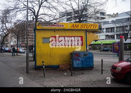 15.01.2022, Berlin, Deutschland, Europa - Ein geschlossener Currywurst-Wurststand am Straßenrand im Bezirk Charlottenburg-Wilmersdorf. Stockfoto