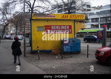 15.01.2022, Berlin, Deutschland, Europa - Ein geschlossener Currywurst-Wurststand am Straßenrand im Bezirk Charlottenburg-Wilmersdorf. Stockfoto