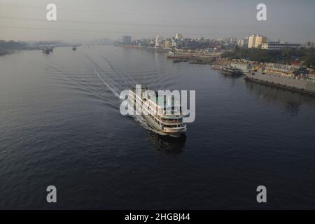 Dhaka, Bangladesch. 19th Januar 2022. Eine Abschussrampe überquert das pechschwarze Wasser des verschmutzten Buriganga River in Dhaka. (Foto von MD Manik/SOPA Images/Sipa USA) Quelle: SIPA USA/Alamy Live News Stockfoto