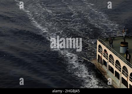 Dhaka, Bangladesch. 19th Januar 2022. Eine Abschussrampe überquert das pechschwarze Wasser des verschmutzten Buriganga River in Dhaka. (Foto von MD Manik/SOPA Images/Sipa USA) Quelle: SIPA USA/Alamy Live News Stockfoto