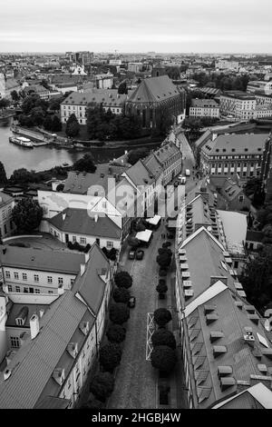 BRESLAU, POLEN - 14. OKTOBER 2021: Aus der Vogelperspektive die Stadt. Cathedral Island. Schwarz und Weiß. Stockfoto