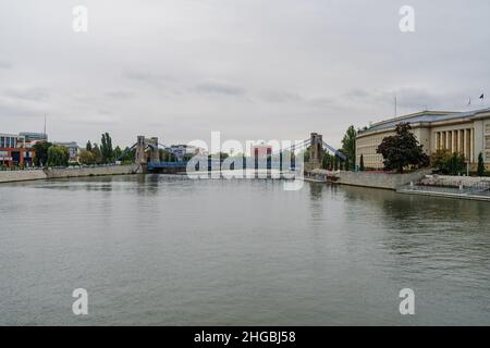 Oder Flussufer. Im Hintergrund das Gebäude des Bundesministeriums für regionale Entwicklung (rechts) und die Grunwaldbrücke (Mitte). Stockfoto