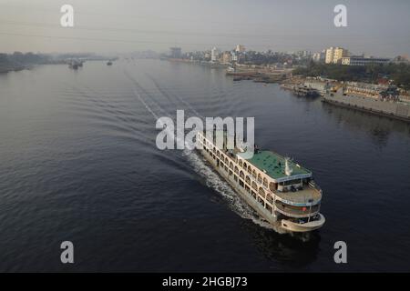 Dhaka, Bangladesch. 19th Januar 2022. Eine Abschussrampe überquert das pechschwarze Wasser des verschmutzten Buriganga River in Dhaka. (Foto von MD Manik/SOPA Images/Sipa USA) Quelle: SIPA USA/Alamy Live News Stockfoto