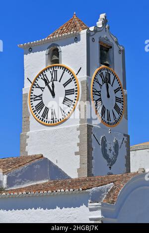 Uhr und Glockenturm - Kirche der Hl. Maria vom Schloss. Tavira-Portugal-074 Stockfoto