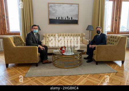 Kiew, Ukraine. 23rd März 2021. US-Außenminister Antony Blinken trifft sich mit dem ukrainischen Außenminister Dmytro Kuleba, links, 19. Januar 2022 in Kiew, Ukraine. Blinken ist in der Ukraine, um einen russischen Angriff abzuwenden. Kredit: Ron Przysucha/State Department/Alamy Live Nachrichten Stockfoto