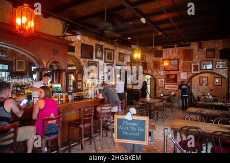 Innenansicht des Napoleon House aka Mayor Girod House in der Chartres Street 500 in der St. Louis Street im French Quarter in New Orleans, Louisiana LA, USA. Stockfoto