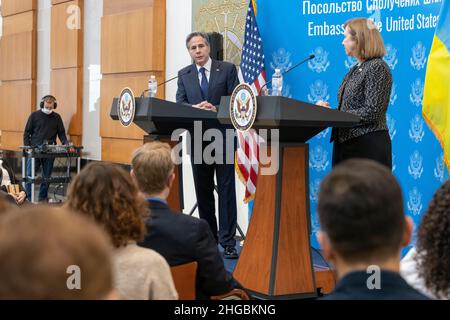 Kiew, Ukraine. 19th Januar 2022. US-Außenminister Antony Blinken, links, mit Kristina Kvien, Chargé d'Affaires ad interim, bei einem Treffen und Begrüßung vor der US-Botschaft am 19. Januar 2022 in Kiew, Ukraine. Blinken ist in der Ukraine, um einen russischen Angriff abzuwenden. Kredit: Ron Przysucha/State Department/Alamy Live Nachrichten Stockfoto