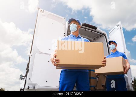 Lieferwagen Und Möbel Bewegen Sich In Maske Stockfoto