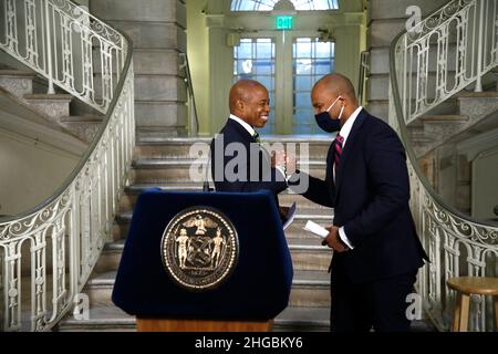 Matt Fraser hört zu, wie der Bürgermeister von New York, Eric Adams, am 19. Januar 2022 in der City Hall Rotunda, USA, einen technologiebezogenen Führungsauftrag ankündigt, der die Cyber-Sicherheit betrifft. Der Bürgermeister stellte Matt Fraser vor, einen Technologiebeauftragten, der verschiedene operative Aspekte der Stadtregierung beaufsichtigen und anschließend dem Bürgermeister eine Analyse vorlegen wird. Adams sagte weiter, dass die Stadt eine Buchhaltung über alle Reparaturen haben muss, die bei NYCHA-Wohnungen erforderlich sind, unter Berufung auf Inkompetenz, Missmanagement und Betrug. Ein weiterer Punkt wurde in Bezug auf die Umverteilung von Polizeibeamten in einer mehr eff Stockfoto