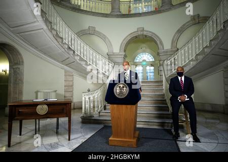 Matt Fraser hört zu, wie der Bürgermeister von New York, Eric Adams, am 19. Januar 2022 in der City Hall Rotunda, USA, einen technologiebezogenen Führungsauftrag ankündigt, der die Cyber-Sicherheit betrifft. Der Bürgermeister stellte Matt Fraser vor, einen Technologiebeauftragten, der verschiedene operative Aspekte der Stadtregierung beaufsichtigen und anschließend dem Bürgermeister eine Analyse vorlegen wird. Adams sagte weiter, dass die Stadt eine Buchhaltung über alle Reparaturen haben muss, die bei NYCHA-Wohnungen erforderlich sind, unter Berufung auf Inkompetenz, Missmanagement und Betrug. Ein weiterer Punkt wurde in Bezug auf die Umverteilung von Polizeibeamten in einer mehr eff Stockfoto