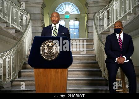 Matt Fraser hört zu, wie der Bürgermeister von New York, Eric Adams, am 19. Januar 2022 in der City Hall Rotunda, USA, einen technologiebezogenen Führungsauftrag ankündigt, der die Cyber-Sicherheit betrifft. Der Bürgermeister stellte Matt Fraser vor, einen Technologiebeauftragten, der verschiedene operative Aspekte der Stadtregierung beaufsichtigen und anschließend dem Bürgermeister eine Analyse vorlegen wird. Adams sagte weiter, dass die Stadt eine Buchhaltung über alle Reparaturen haben muss, die bei NYCHA-Wohnungen erforderlich sind, unter Berufung auf Inkompetenz, Missmanagement und Betrug. Ein weiterer Punkt wurde in Bezug auf die Umverteilung von Polizeibeamten in einer mehr eff Stockfoto