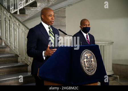 Matt Fraser hört zu, wie der Bürgermeister von New York, Eric Adams, am 19. Januar 2022 in der City Hall Rotunda, USA, einen technologiebezogenen Führungsauftrag ankündigt, der die Cyber-Sicherheit betrifft. Der Bürgermeister stellte Matt Fraser vor, einen Technologiebeauftragten, der verschiedene operative Aspekte der Stadtregierung beaufsichtigen und anschließend dem Bürgermeister eine Analyse vorlegen wird. Adams sagte weiter, dass die Stadt eine Buchhaltung über alle Reparaturen haben muss, die bei NYCHA-Wohnungen erforderlich sind, unter Berufung auf Inkompetenz, Missmanagement und Betrug. Ein weiterer Punkt wurde in Bezug auf die Umverteilung von Polizeibeamten in einer mehr eff Stockfoto