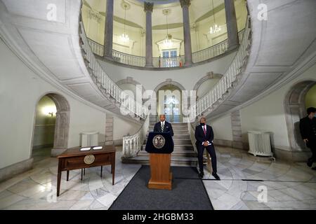 Matt Fraser hört zu, wie der Bürgermeister von New York, Eric Adams, am 19. Januar 2022 in der City Hall Rotunda, USA, einen technologiebezogenen Führungsauftrag ankündigt, der die Cyber-Sicherheit betrifft. Der Bürgermeister stellte Matt Fraser vor, einen Technologiebeauftragten, der verschiedene operative Aspekte der Stadtregierung beaufsichtigen und anschließend dem Bürgermeister eine Analyse vorlegen wird. Adams sagte weiter, dass die Stadt eine Buchhaltung über alle Reparaturen haben muss, die bei NYCHA-Wohnungen erforderlich sind, unter Berufung auf Inkompetenz, Missmanagement und Betrug. Ein weiterer Punkt wurde in Bezug auf die Umverteilung von Polizeibeamten in einer mehr eff Stockfoto