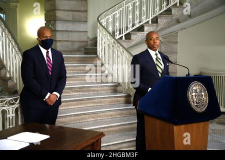 Matt Fraser hört zu, wie der Bürgermeister von New York, Eric Adams, am 19. Januar 2022 in der City Hall Rotunda, USA, einen technologiebezogenen Führungsauftrag ankündigt, der die Cyber-Sicherheit betrifft. Der Bürgermeister stellte Matt Fraser vor, einen Technologiebeauftragten, der verschiedene operative Aspekte der Stadtregierung beaufsichtigen und anschließend dem Bürgermeister eine Analyse vorlegen wird. Adams sagte weiter, dass die Stadt eine Buchhaltung über alle Reparaturen haben muss, die bei NYCHA-Wohnungen erforderlich sind, unter Berufung auf Inkompetenz, Missmanagement und Betrug. Ein weiterer Punkt wurde in Bezug auf die Umverteilung von Polizeibeamten in einer mehr eff Stockfoto