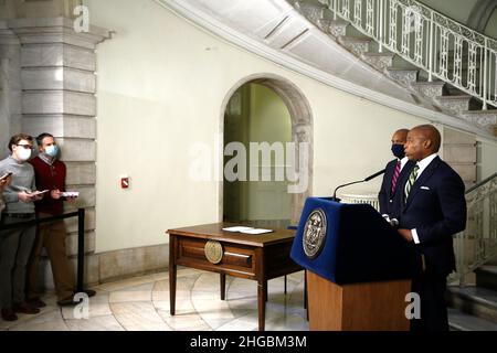 Matt Fraser hört zu, wie der Bürgermeister von New York, Eric Adams, am 19. Januar 2022 in der City Hall Rotunda, USA, einen technologiebezogenen Führungsauftrag ankündigt, der die Cyber-Sicherheit betrifft. Der Bürgermeister stellte Matt Fraser vor, einen Technologiebeauftragten, der verschiedene operative Aspekte der Stadtregierung beaufsichtigen und anschließend dem Bürgermeister eine Analyse vorlegen wird. Adams sagte weiter, dass die Stadt eine Buchhaltung über alle Reparaturen haben muss, die bei NYCHA-Wohnungen erforderlich sind, unter Berufung auf Inkompetenz, Missmanagement und Betrug. Ein weiterer Punkt wurde in Bezug auf die Umverteilung von Polizeibeamten in einer mehr eff Stockfoto