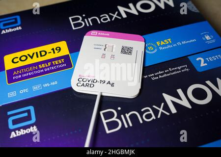 Januar 19 2022: BinaxNOW COVID-19 Antigenselbsttestkits von Abbott Laboratories. Stockfoto