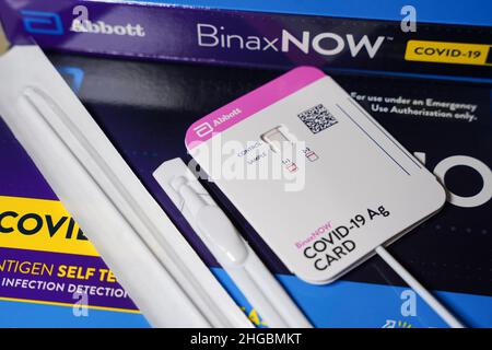 Januar 19 2022: BinaxNOW COVID-19 Antigenselbsttestkits von Abbott Laboratories. Stockfoto