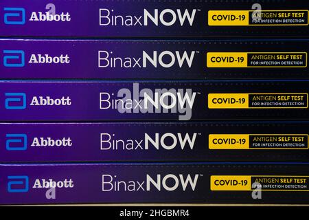 Januar 19 2022: BinaxNOW COVID-19 Antigenselbsttestkits von Abbott Laboratories. Stockfoto