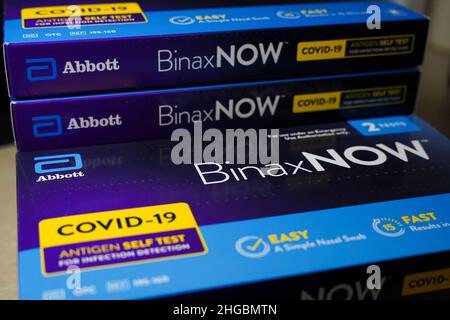 Januar 19 2022: BinaxNOW COVID-19 Antigenselbsttestkits von Abbott Laboratories. Stockfoto