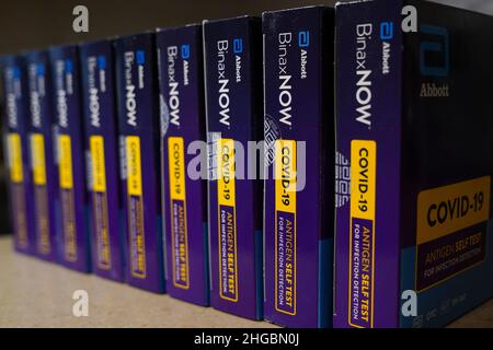 Januar 19 2022: BinaxNOW COVID-19 Antigenselbsttestkits von Abbott Laboratories. Stockfoto