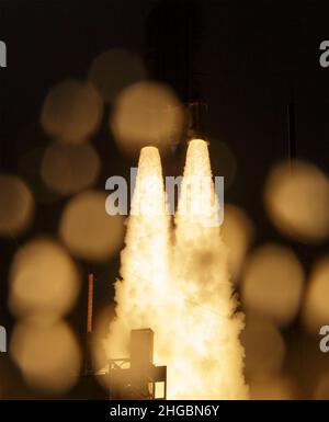 Kourou, Französisch-Guayana. 25. Dezember 2021. Die Arianespace Ariane 5 Rakete mit dem NASA James Webb Weltraumteleskop an Bord, explodiert vom Guayana Space Center am 25. Dezember 2021 in Kourou, Französisch-Guayana. Quelle: Bill Ingalls/NASA/Alamy Live News Stockfoto