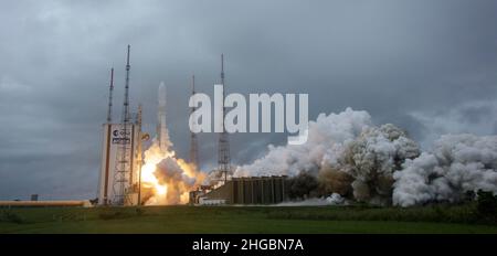 Kourou, Französisch-Guayana. 25. Dezember 2021. Die Arianespace Ariane 5 Rakete mit dem NASA James Webb Weltraumteleskop an Bord, explodiert vom Guayana Space Center am 25. Dezember 2021 in Kourou, Französisch-Guayana. Quelle: Bill Ingalls/NASA/Alamy Live News Stockfoto
