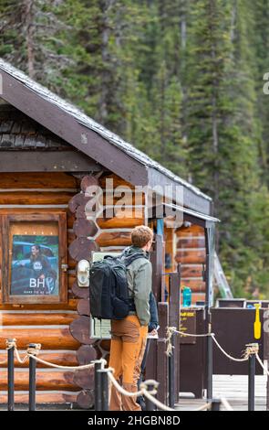 Lake Louise Bootshaus im Banff National Park Kanada. Wanderer mit Rucksack, der vor dem Bootshaus steht Stockfoto