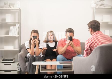 Eltern-Lehrer-Treffen. vater Mutter und Kind bei Psychologiesitzung. Familientherapie. Stockfoto