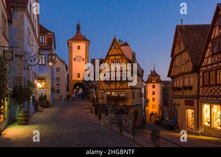 Plönlein in Rothenburg ob der Tauber zur Blauen Stunde (Bayern), Altstadt von Rothenburg, bayern Stockfoto