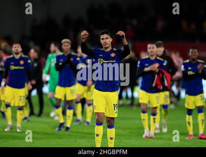 London, Großbritannien. 19th. Januar 2022: Brentford Community Stadium, London, England; Premier League Football Brentford gegen Manchester United; Raphaël Varane von Manchester United feiert mit den Manchester United-Fans nach Vollzeit Credit: Action Plus Sports Images/Alamy Live News Stockfoto