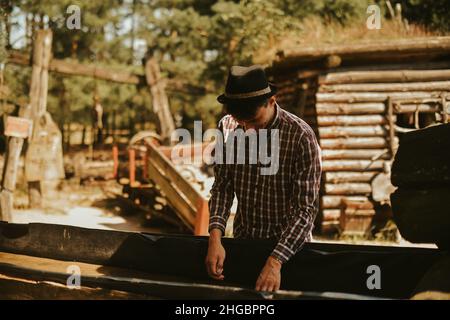 Der Mann fand Gold. Der zeitgenössische glückliche Prospektor fand viel Gold in einem Bach, als er Sand schwenkten konnte. Stockfoto