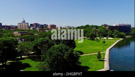 Luftaufnahme der Skyline von Madison, James Madison Park, an sonnigen, klaren Tagen, am Lake Mendota, Madison, Wisconsin, USA Stockfoto