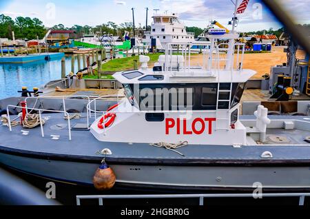 Am 6. Januar 2022 wird in Bayou La Batre, Alabama, ein Pilotboot neben anderen Booten angedockt. Stockfoto